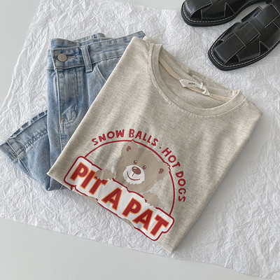 Φαρδύ μπλουζάκι με οβάλ λαιμόκοψη και απλικέ