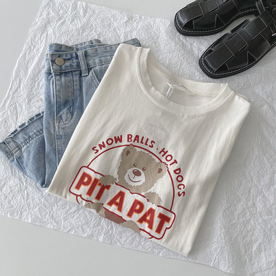 Φαρδύ μπλουζάκι με οβάλ λαιμόκοψη και απλικέ