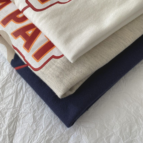 Φαρδύ μπλουζάκι με οβάλ λαιμόκοψη και απλικέ