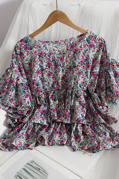 Μοντέρνα γυναικεία μπλούζα με λουλουδάτο μοτίβο και στρογγυλή λαιμόκοψη