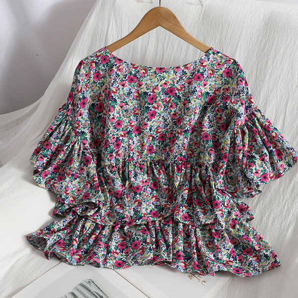 Μοντέρνα γυναικεία μπλούζα με λουλουδάτο μοτίβο και στρογγυλή λαιμόκοψη