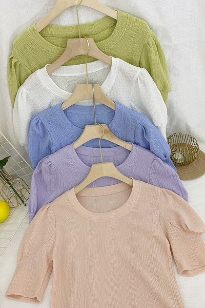 Γυναικεία μονόχρωμη μπλούζα με κοντά μανίκια και στρογγυλή λαιμόκοψη κατάλληλη για το καλοκαίρι