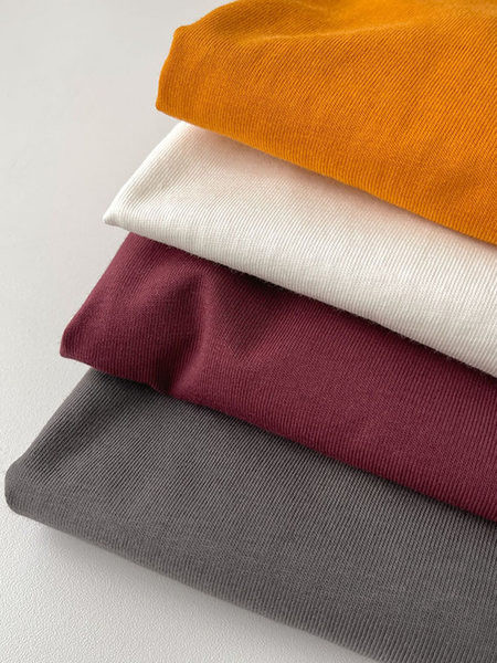 Ležerna ženska majica s natpisom i kratkim rukavima