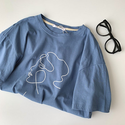 Γυναικείο μοντέρνο μπλουζάκι με λαιμόκοψη