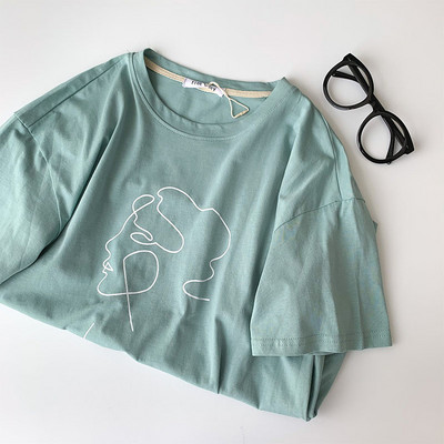 Γυναικείο μοντέρνο μπλουζάκι με λαιμόκοψη