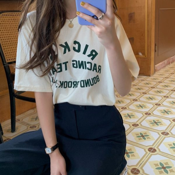 Γυναικείο μπλουζάκι με λαιμόκοψη και επιγραφή