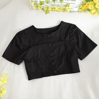 Κοντό γυναικείο μπλουζάκι με κουμπιά και λαιμόκοψη