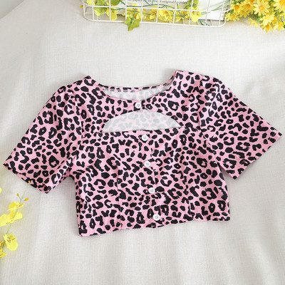 Κοντό γυναικείο μπλουζάκι με κουμπιά και λαιμόκοψη