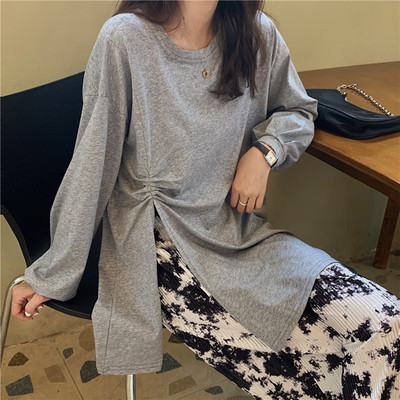 Φαρδύ μπλουζάκι με σχισμή και μαζεμένο μέρος