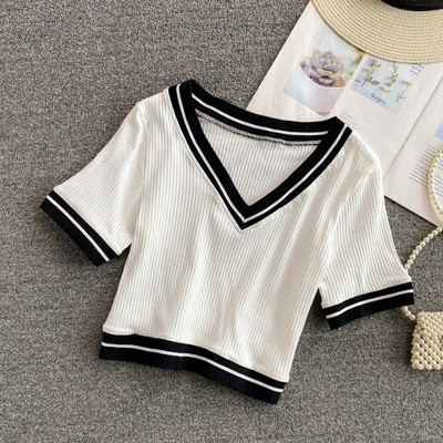 Κοντή μπλούζα με ντεκολτέ και κοντά μανίκια