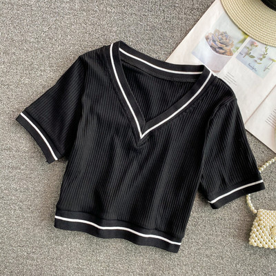 Κοντή μπλούζα με ντεκολτέ και κοντά μανίκια