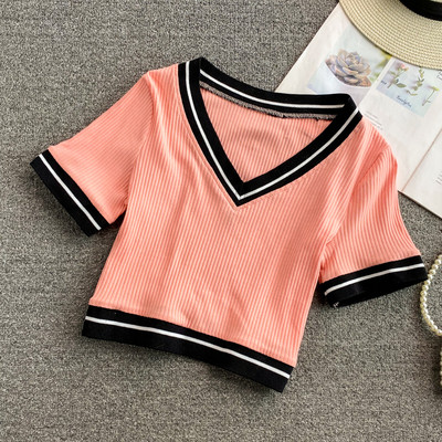 Κοντή μπλούζα με ντεκολτέ και κοντά μανίκια