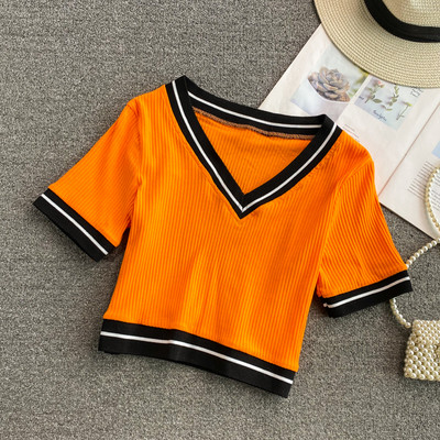 Κοντή μπλούζα με ντεκολτέ και κοντά μανίκια