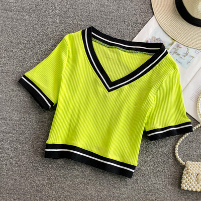 Κοντή μπλούζα με ντεκολτέ και κοντά μανίκια