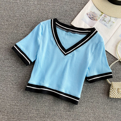 Κοντή μπλούζα με ντεκολτέ και κοντά μανίκια