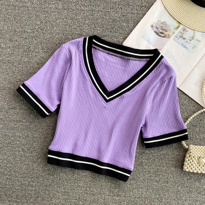 Κοντή μπλούζα με ντεκολτέ και κοντά μανίκια