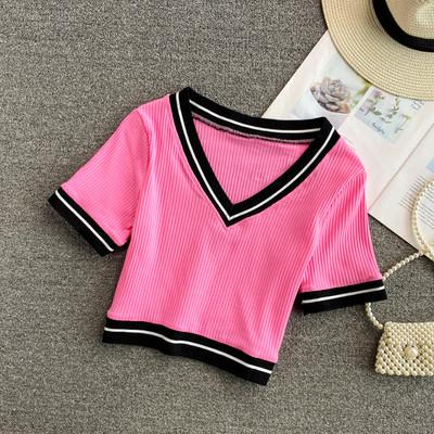 Κοντή μπλούζα με ντεκολτέ και κοντά μανίκια