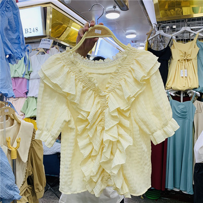 Модерна дамска блуза с шпиц деколте и къдри в три цвята