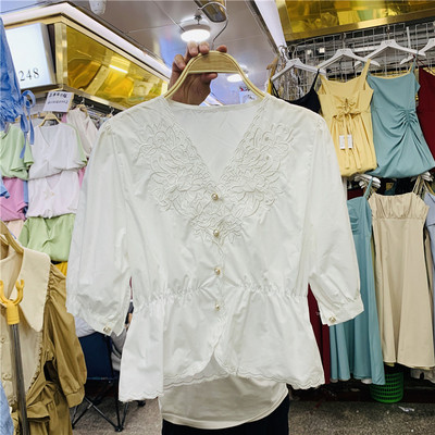 Μοντέρνα γυναικεία μπλούζα με λαιμόκοψη και βολάν σε τρία χρώματα