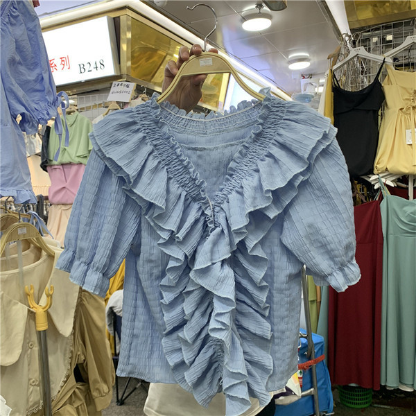 Μοντέρνα γυναικεία μπλούζα με λαιμόκοψη και βολάν σε τρία χρώματα