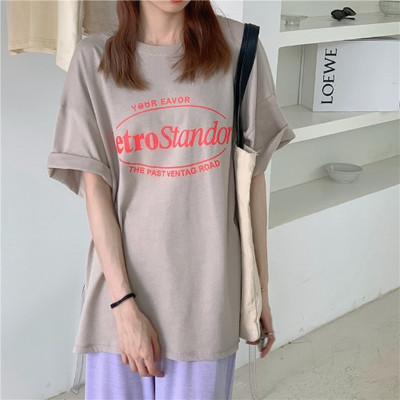 Moderna široka majica s natpisom