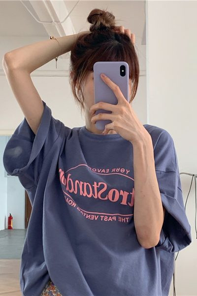 Moderna široka majica s natpisom