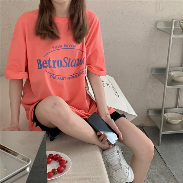 Moderna široka majica s natpisom