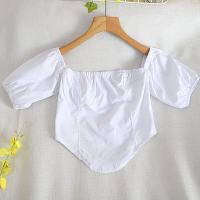 Γυναικεία ασύμμετρη μπλούζα με κοντά μανίκια