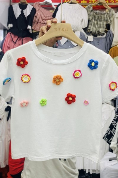 Moderna ženska majica s 3D elementom i ovalnim dekolteom