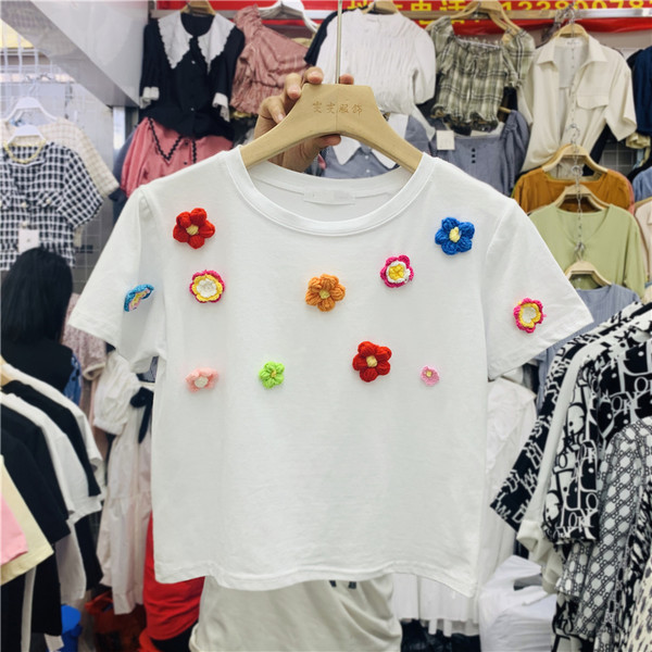 Moderna ženska majica s 3D elementom i ovalnim dekolteom