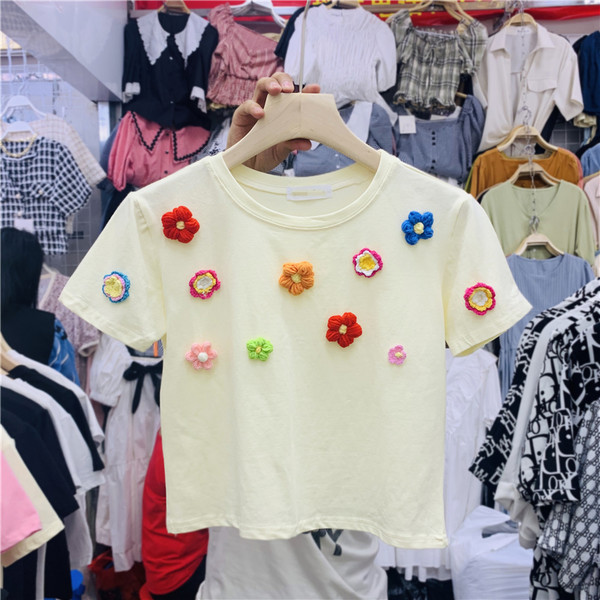 Moderna ženska majica s 3D elementom i ovalnim dekolteom