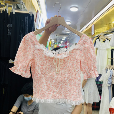 Μοντέρνα γυναικεία μπλούζα με οβάλ λαιμόκοψη και δαντέλα σε δύο χρώματα