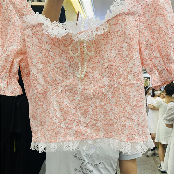 Μοντέρνα γυναικεία μπλούζα με οβάλ λαιμόκοψη και δαντέλα σε δύο χρώματα