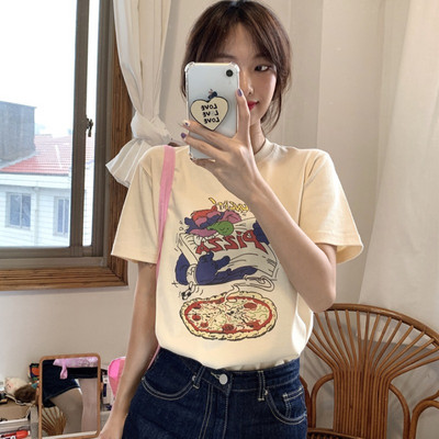 Дамска вталена тениска с къс ръкав и цветна щампа