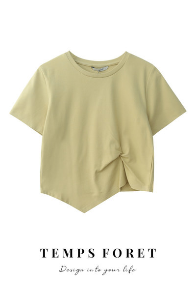 Κλασικό γυναικείο μπλουζάκι με οβάλ ντεκολτέ και στο μπροστινό μέρος