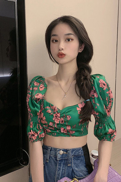 Ležerna ženska kratka bluza s cvjetnim uzorkom i puf rukavima