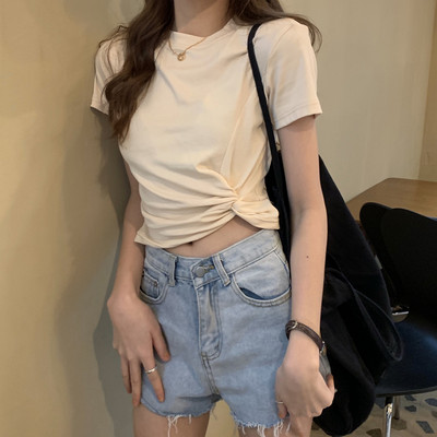 Γυναικείο μπλουζάκι με σούρα στο πλάι με κοντά μανίκια