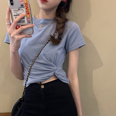 Γυναικείο μπλουζάκι με σούρα στο πλάι με κοντά μανίκια