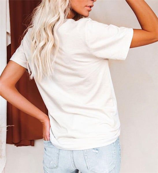 Дамска тениска в бял цвят с цветна апликация 