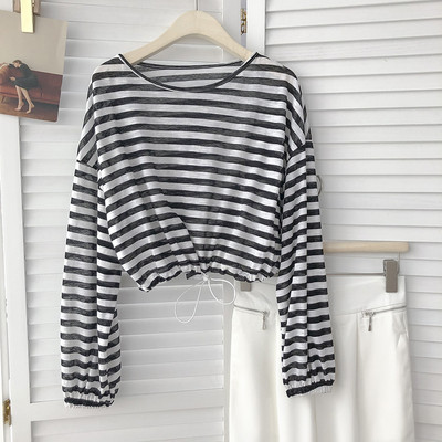 Раирана дамска блуза с О-образно деколте