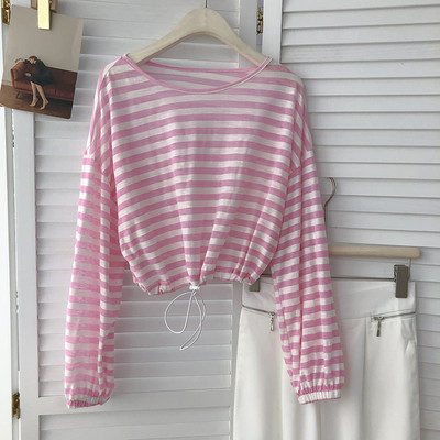 Раирана дамска блуза с О-образно деколте