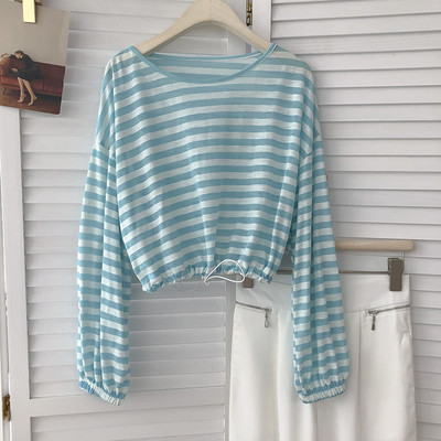 Раирана дамска блуза с О-образно деколте