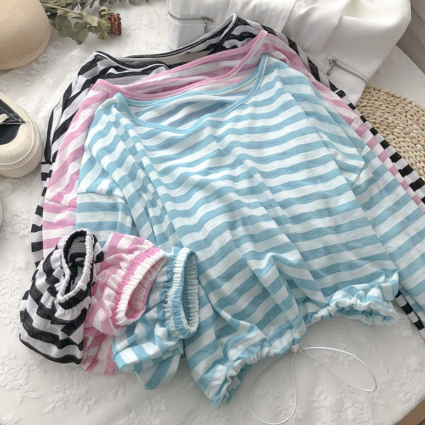 Раирана дамска блуза с О-образно деколте