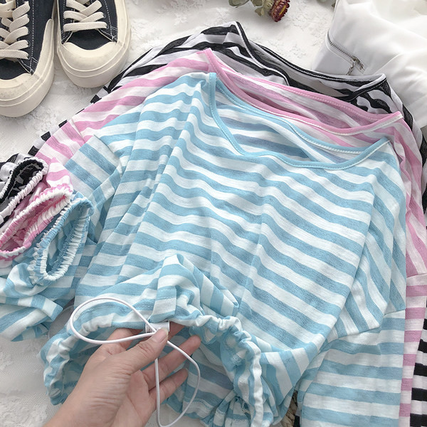 Раирана дамска блуза с О-образно деколте