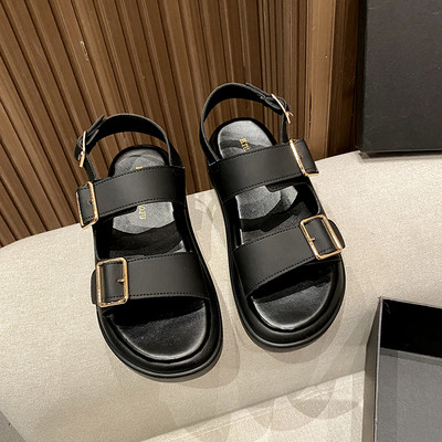 Casual γυναικεία σανδάλια με αγκράφα και επίπεδη σόλα