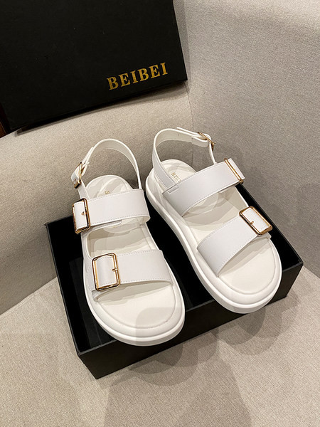 Casual γυναικεία σανδάλια με αγκράφα και επίπεδη σόλα