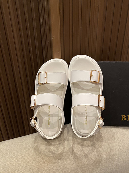 Casual γυναικεία σανδάλια με αγκράφα και επίπεδη σόλα