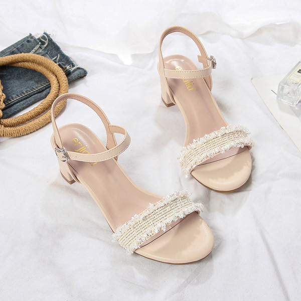 Νέο μοντέλο γυναικείων σανδάλια με τετράγωνο τακούνι 5 cm