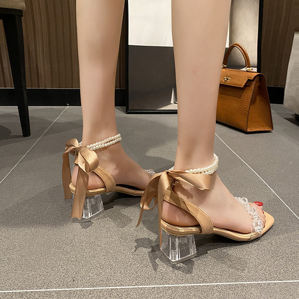 Μοντέρνα γυναικεία σανδάλια με λουράκι από πέρλες και διάφανη φτέρνα 5 cm