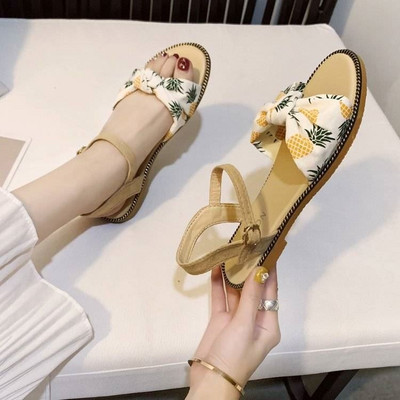 Ženske sandale s kožnim remenom i ušicama